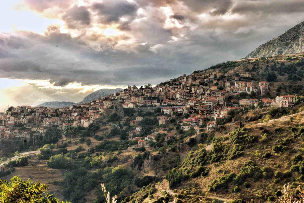 Katsarou Apartments Arachova Bagian luar foto